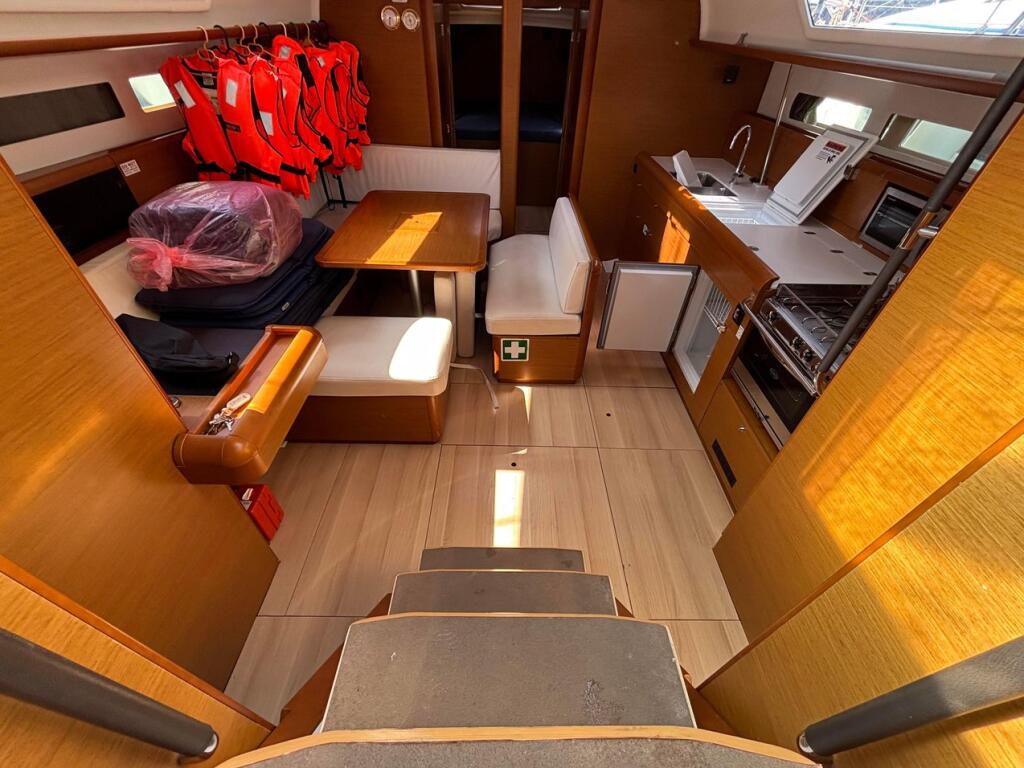 Sailing yacht 