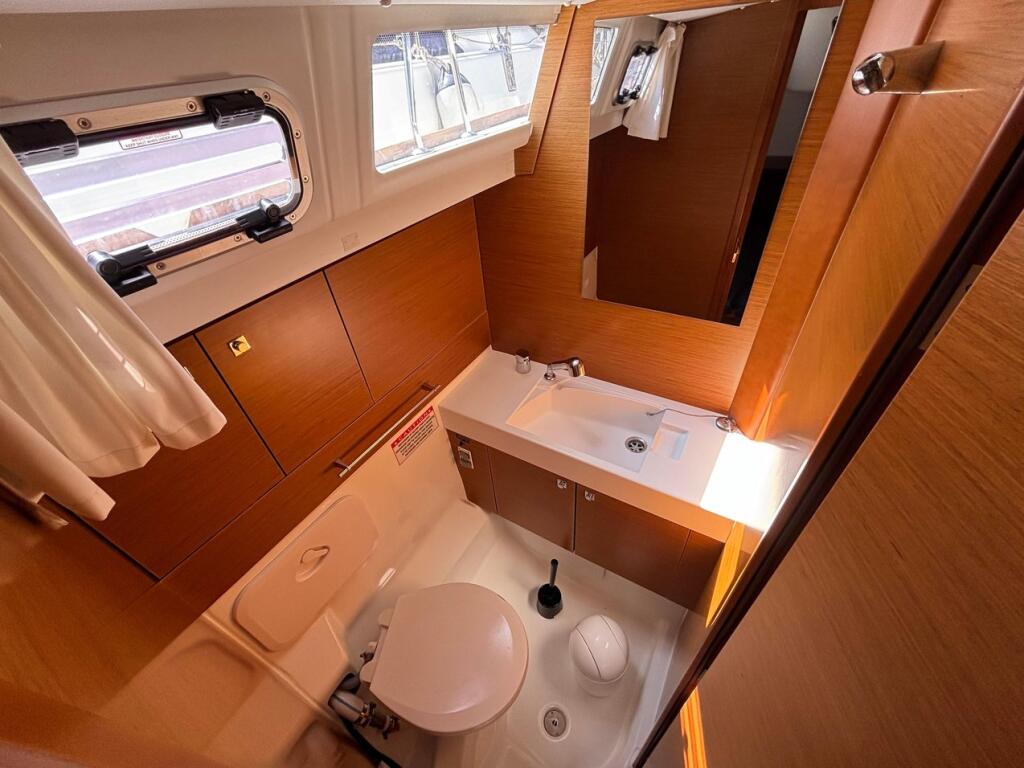 Sailing yacht 