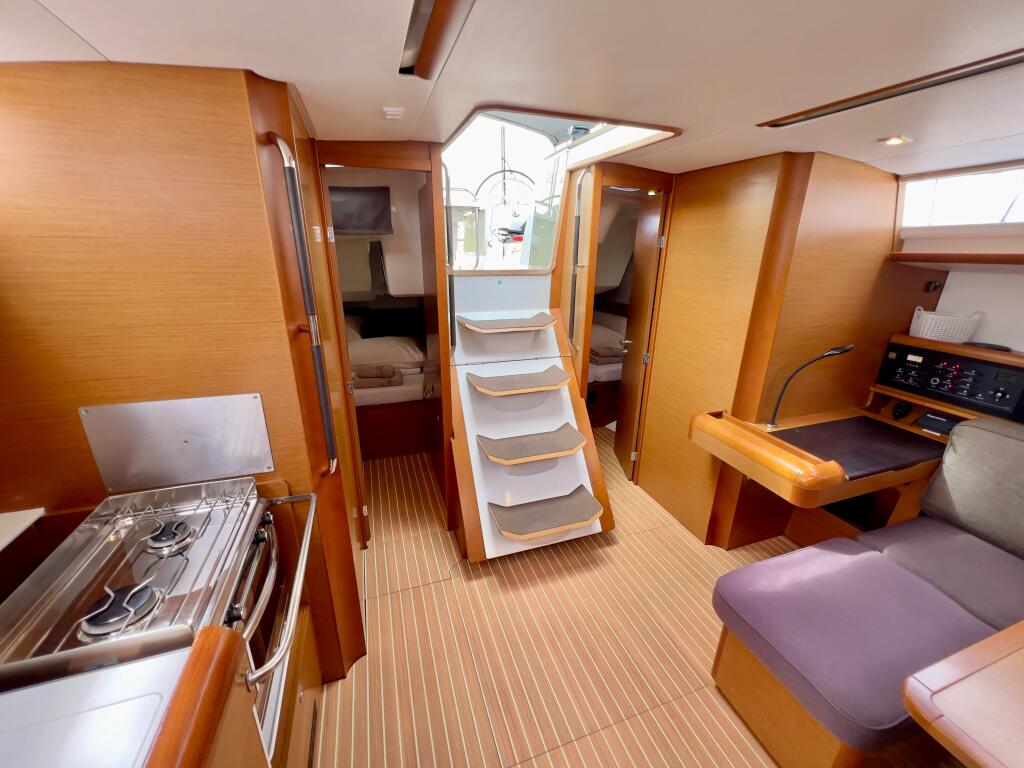 Sailing yacht 