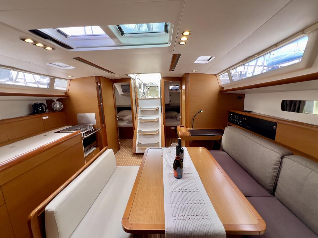 Sailing yacht 