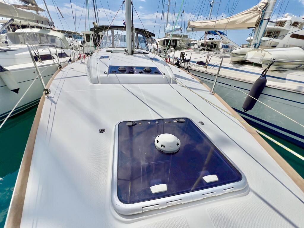 Sailing yacht 