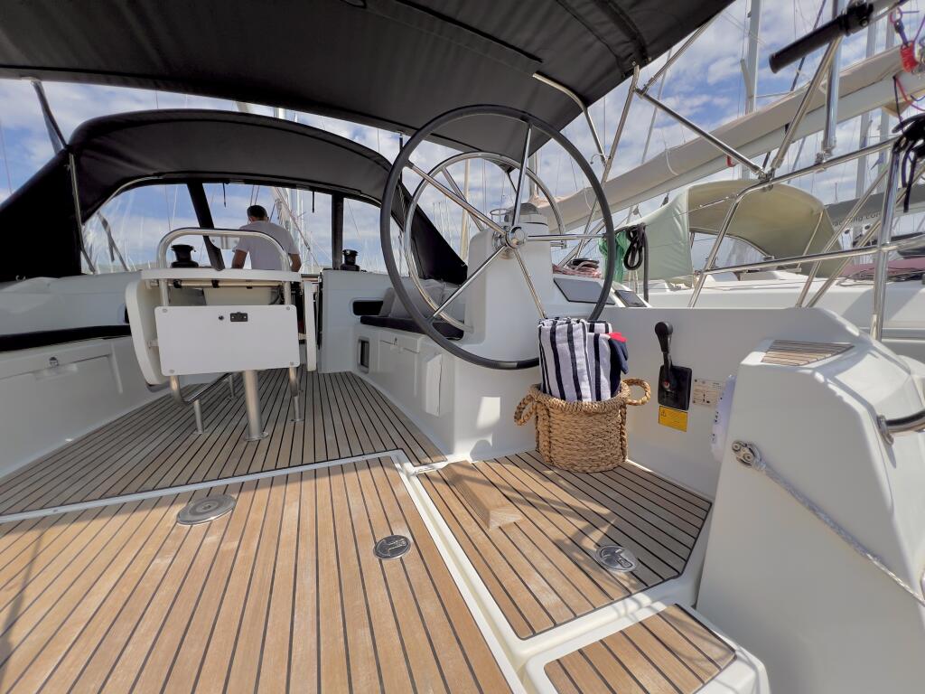 Sailing yacht 