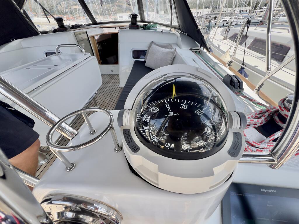 Sailing yacht 
