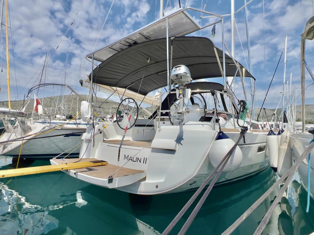 Sailing yacht 