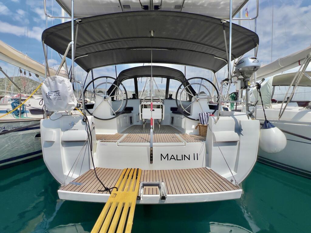 Sailing yacht 