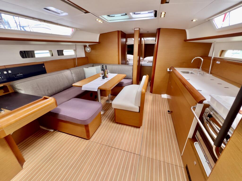 Sailing yacht 