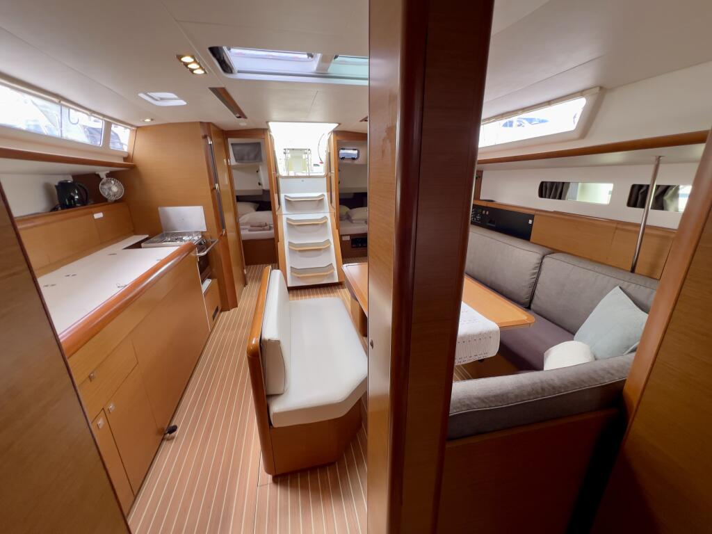 Sailing yacht 