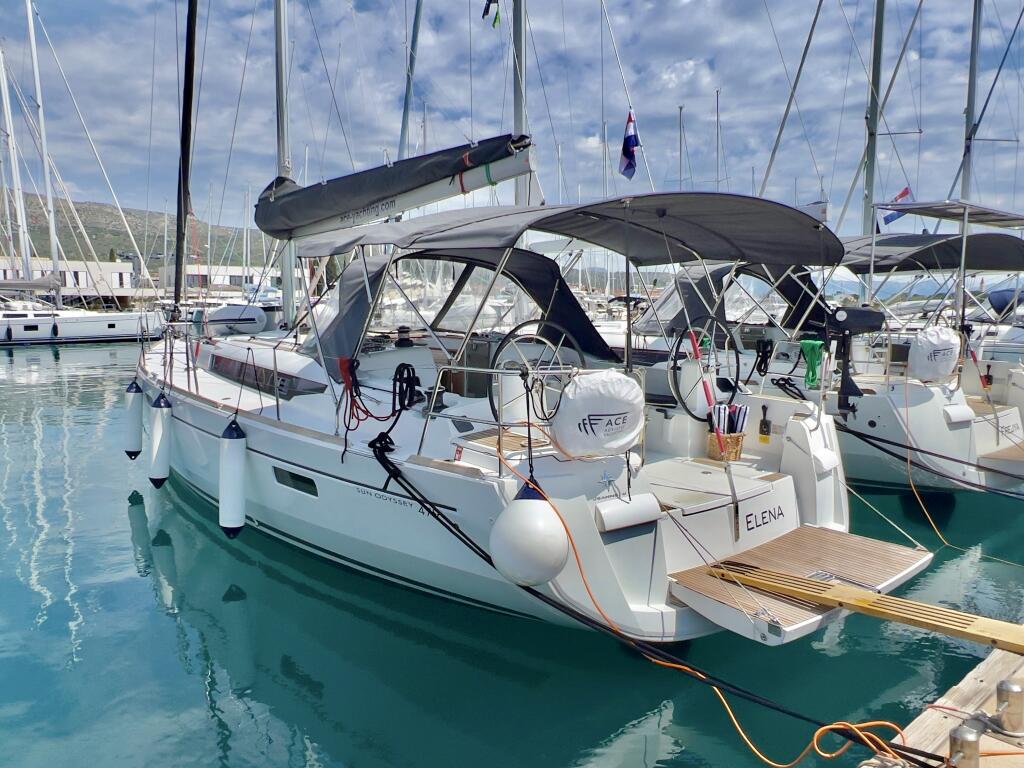 Sailing yacht 