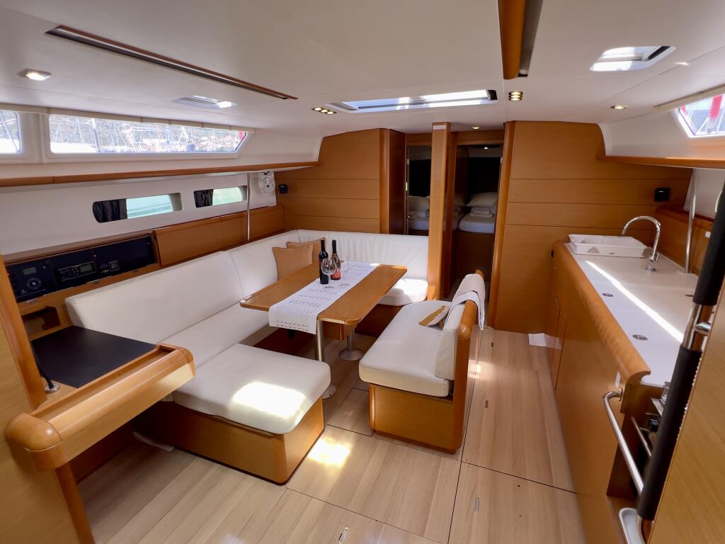 Sailing yacht 