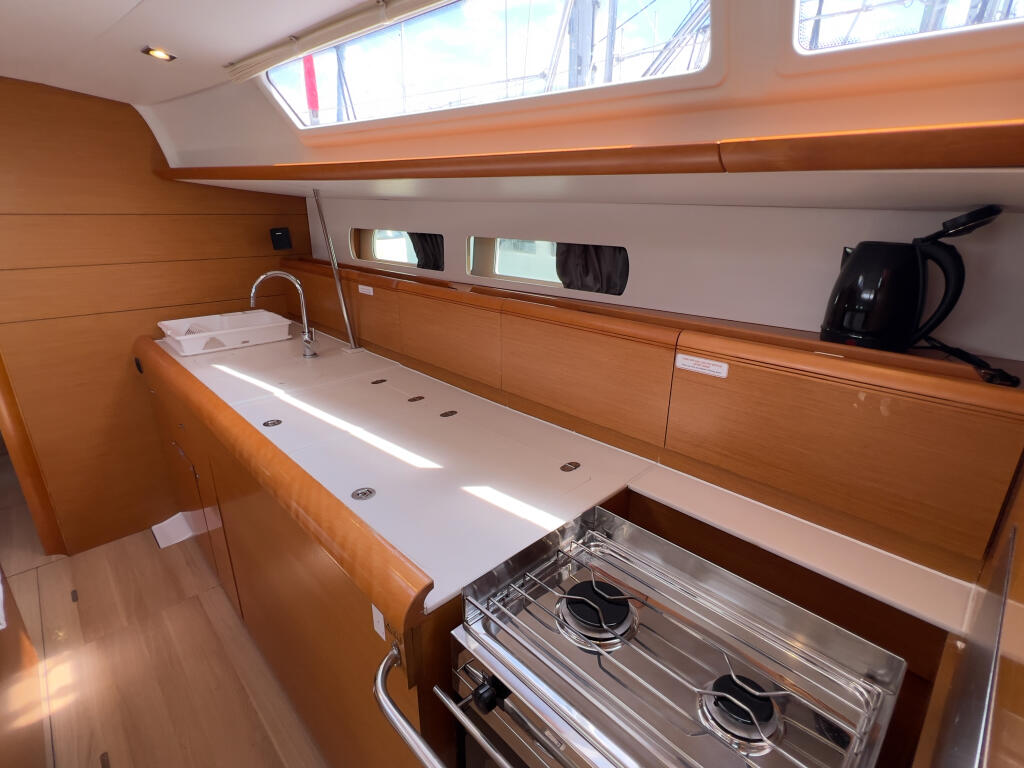 Sailing yacht 