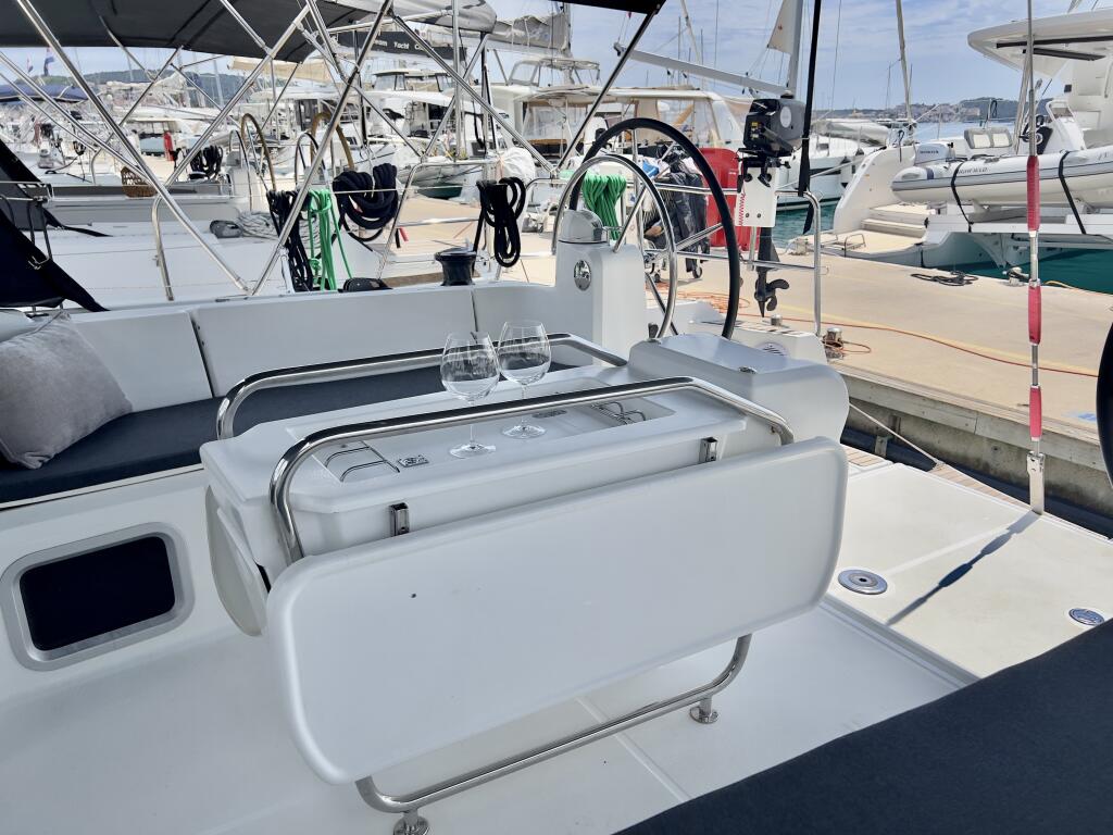 Sailing yacht 