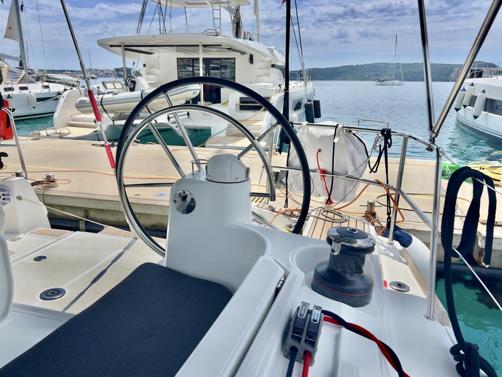 Sailing yacht 