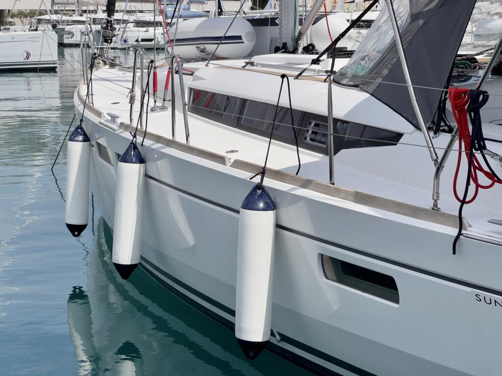 Sailing yacht 