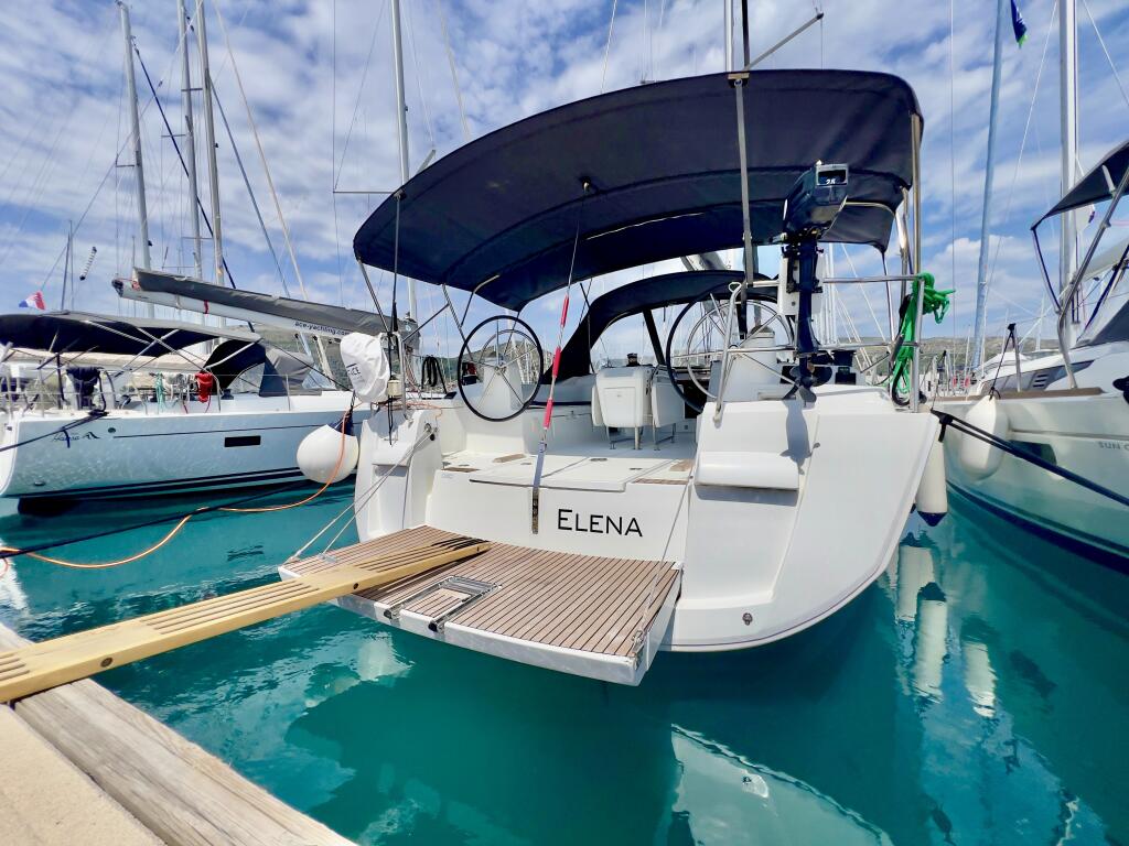 Sailing yacht 