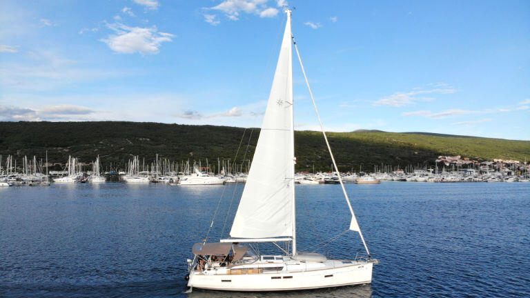 Sailing yacht 