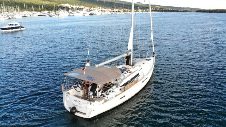 Sailing yacht 