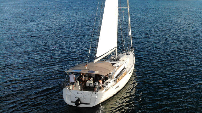 Sailing yacht 