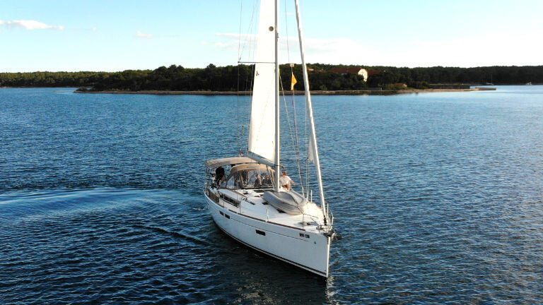 Sailing yacht 