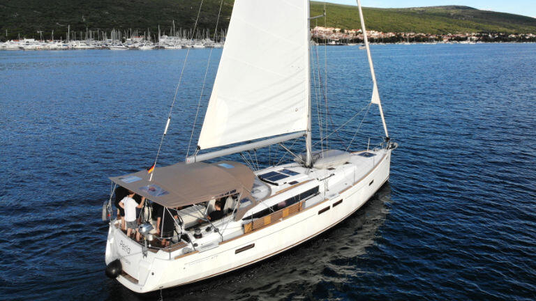 Sailing yacht 