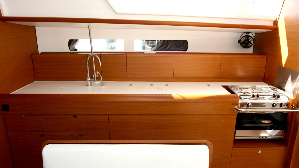 Sailing yacht 