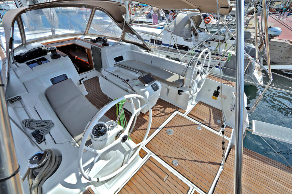 Sailing yacht 