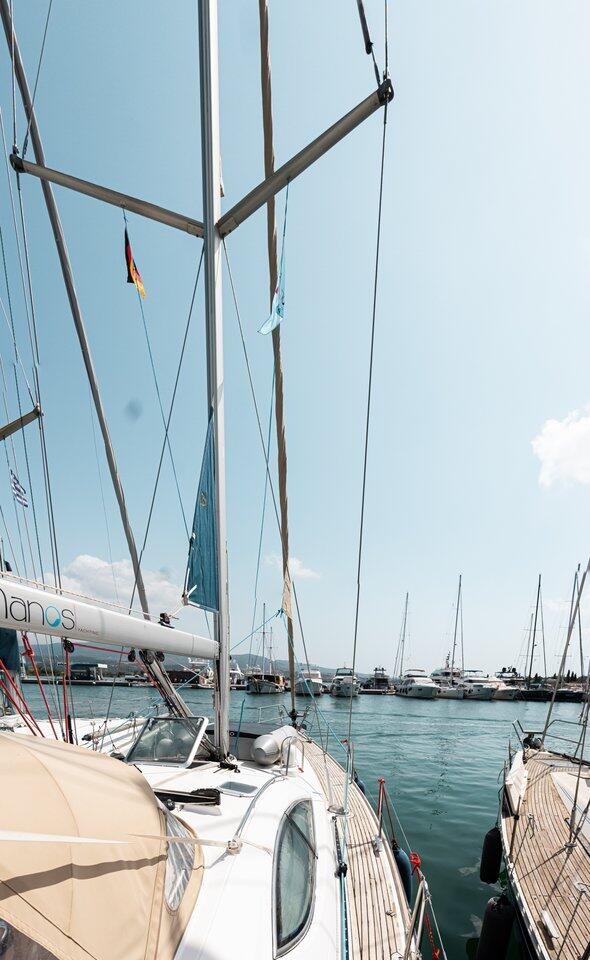 Sailing yacht 