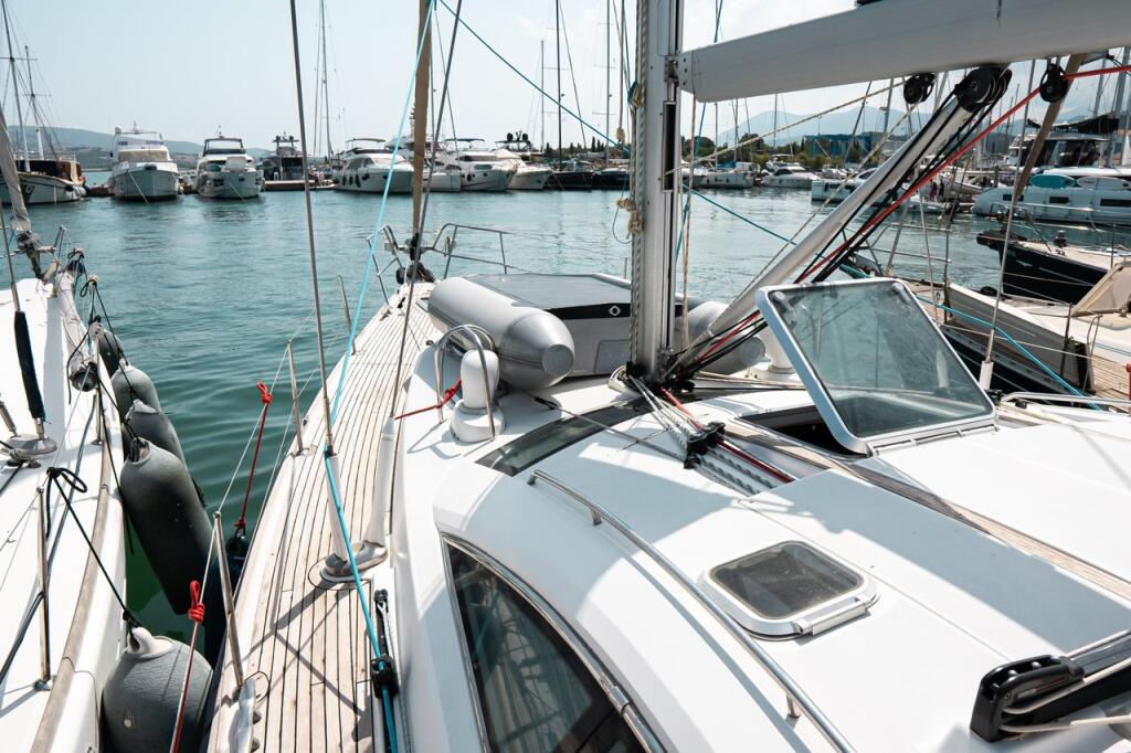 Sailing yacht 