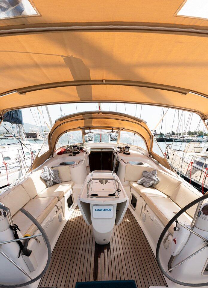 Sailing yacht 