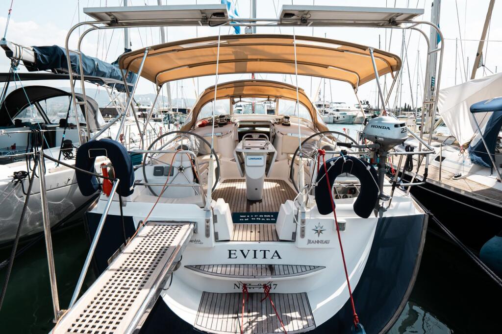 Sailing yacht 