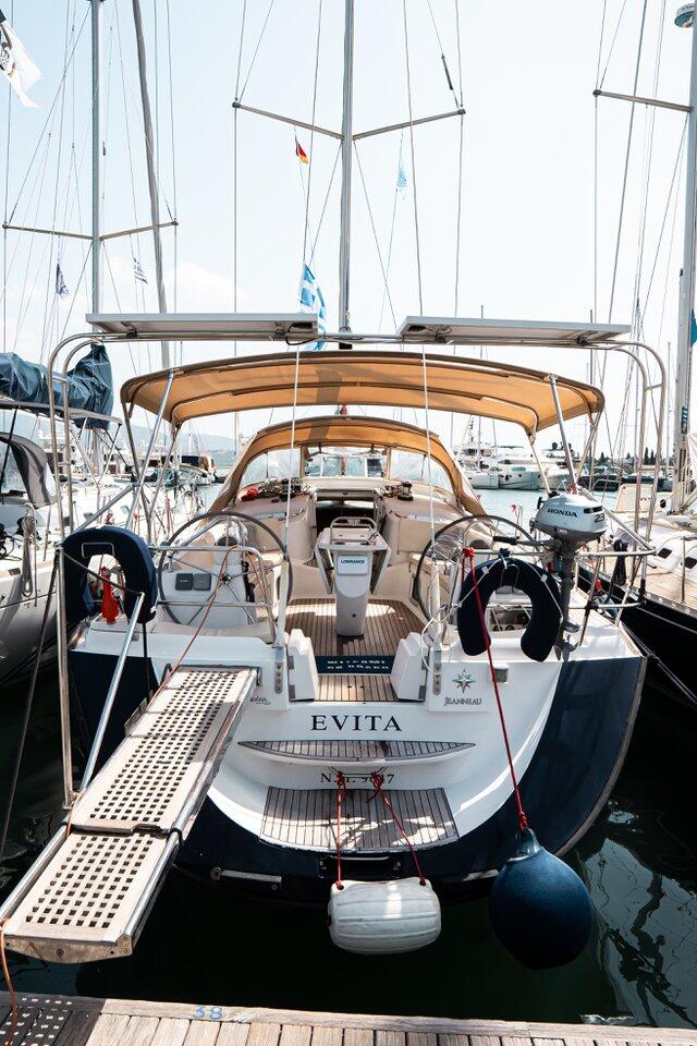 Sailing yacht 