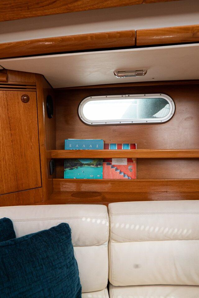 Sailing yacht 