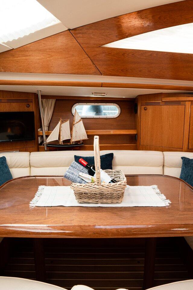 Sailing yacht 