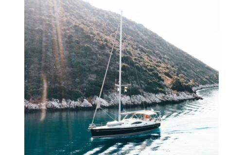 Sailing yacht 