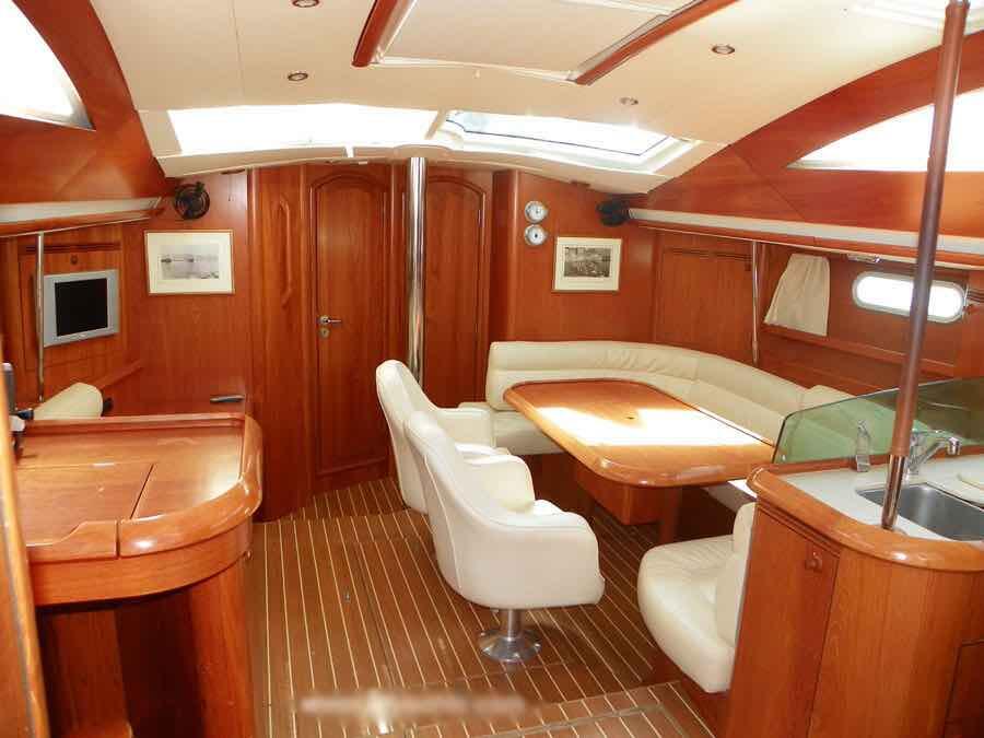 Sailing yacht 
