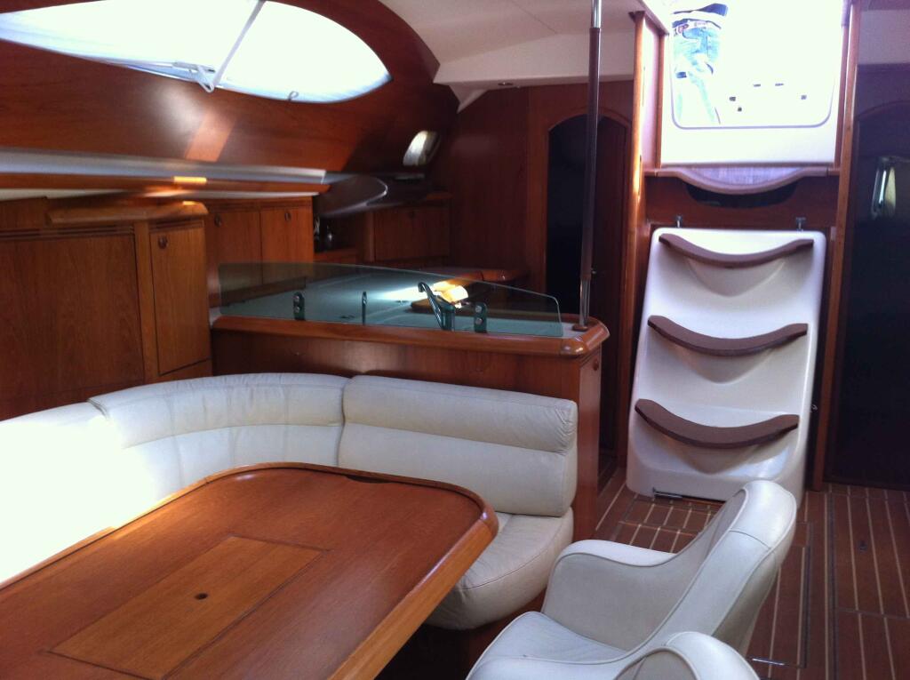 Sailing yacht 