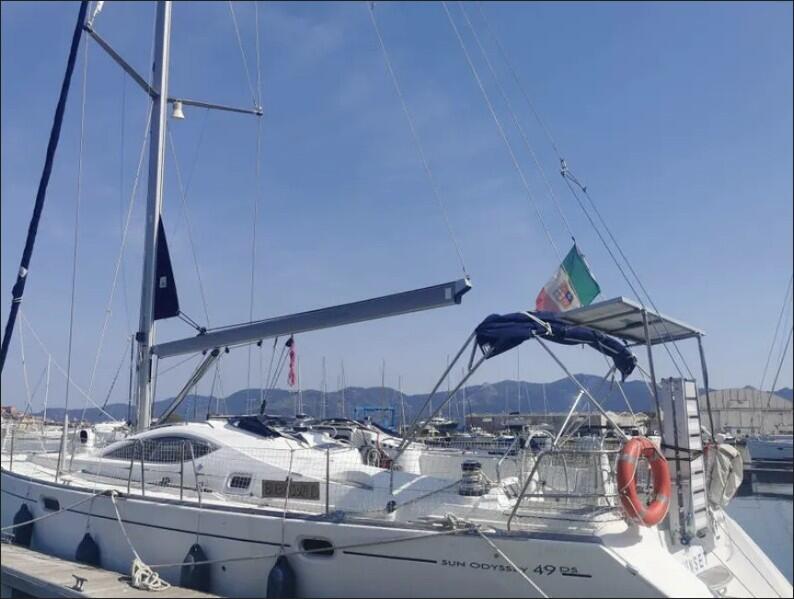 Sailing yacht 