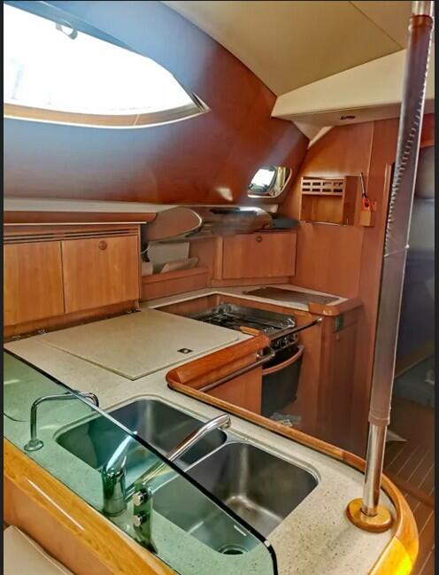 Sailing yacht 