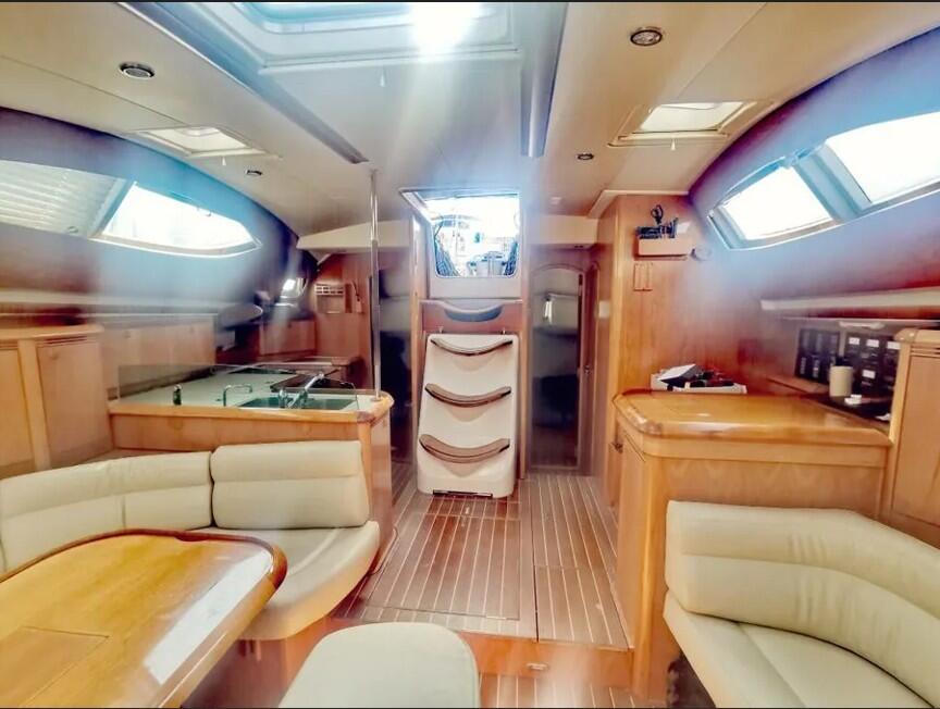 Sailing yacht 