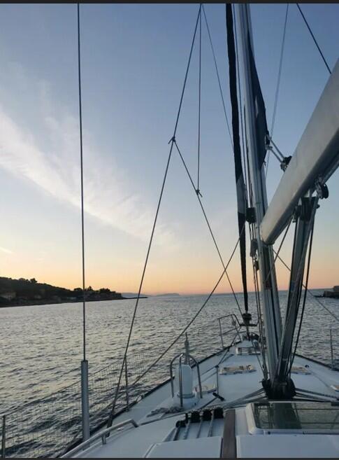 Sailing yacht 