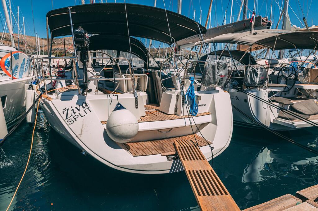 Sailing yacht 