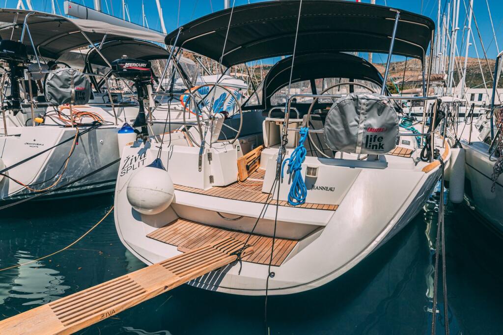 Sailing yacht 