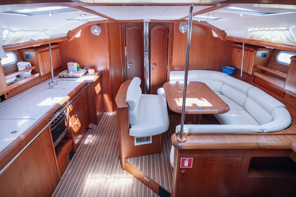 Sailing yacht 