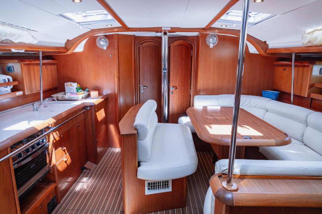 Sailing yacht 