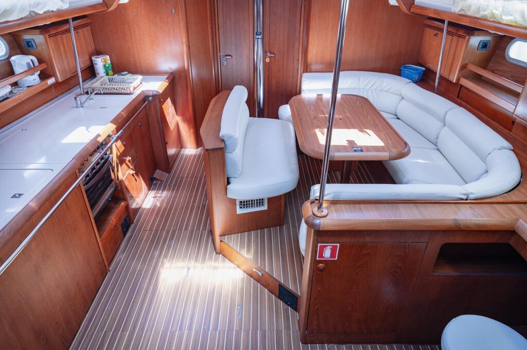 Sailing yacht 