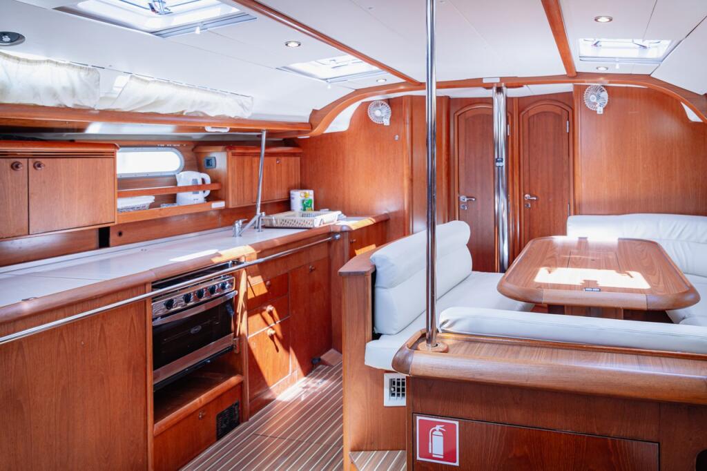 Sailing yacht 