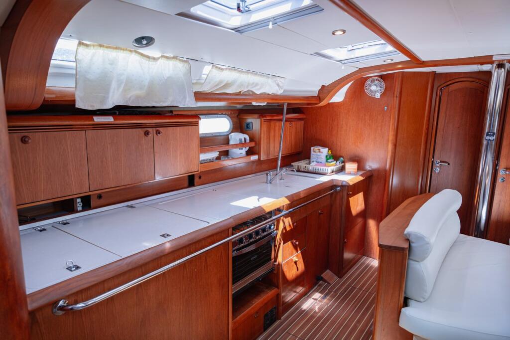 Sailing yacht 