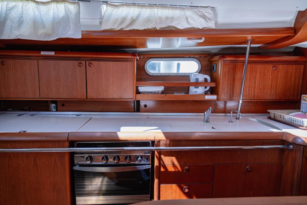 Sailing yacht 