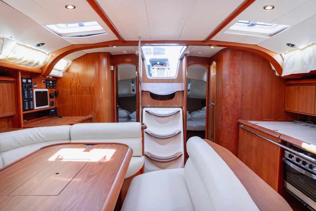 Sailing yacht 