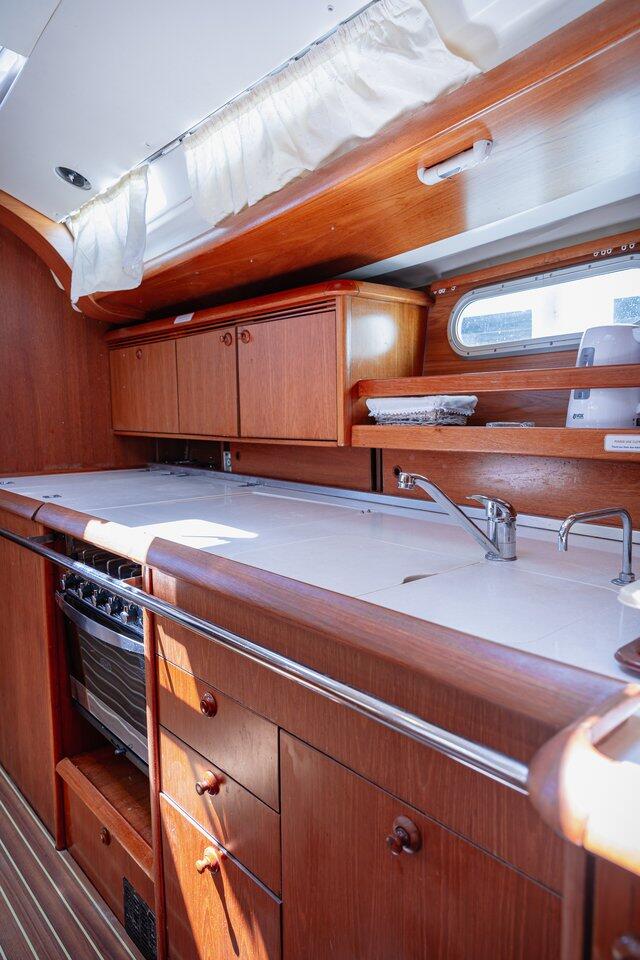Sailing yacht 