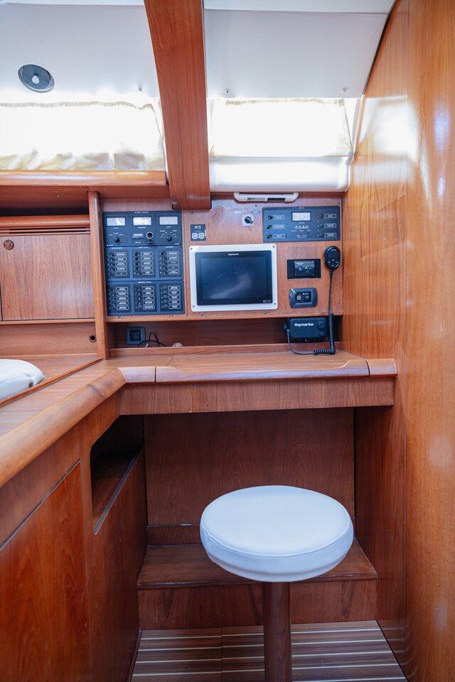 Sailing yacht 